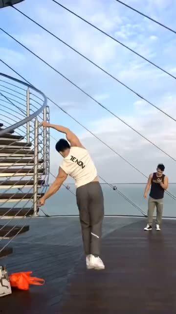 在海边吃瓜,瓜香四溢的悠闲时光  第1张